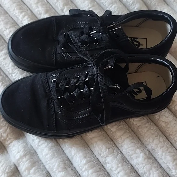 Black Unisex Vans Old Skool Casual Shoes - Picture 2 of 5